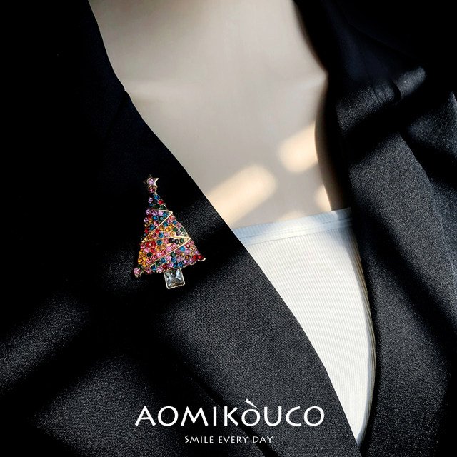 Cute Japanese Christmas tree brooch, fashionable and luxurious diamond-encrusted personalized pin, suit jacket accessories, New Year gift