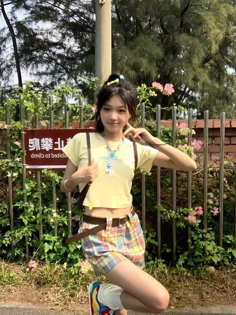 Milk yellow fun dog short -sleeved female dopamine printing shoulder t -shirt slimming thin navel short top ins