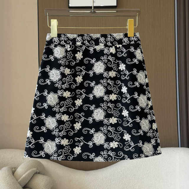 Black jacquard high-end fashion high-waisted skirt 2024 autumn and winter new women's printed commuter a-line short skirt trendy