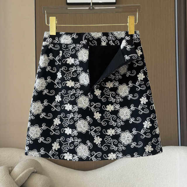 Black jacquard high-end fashion high-waisted skirt 2024 autumn and winter new women's printed commuter a-line short skirt trendy