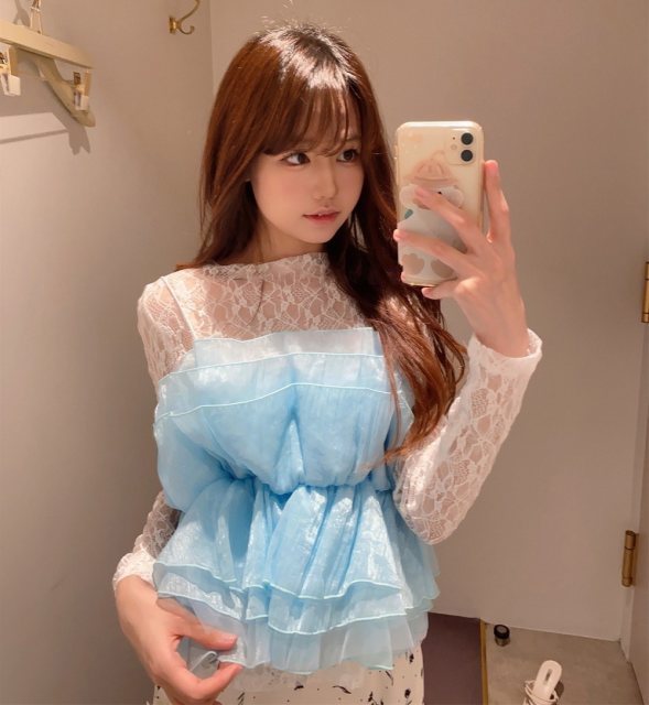 Very upright! LB+ is coquettish and beautiful! Fairy-like, sweet bouquet of tulle and tulle top