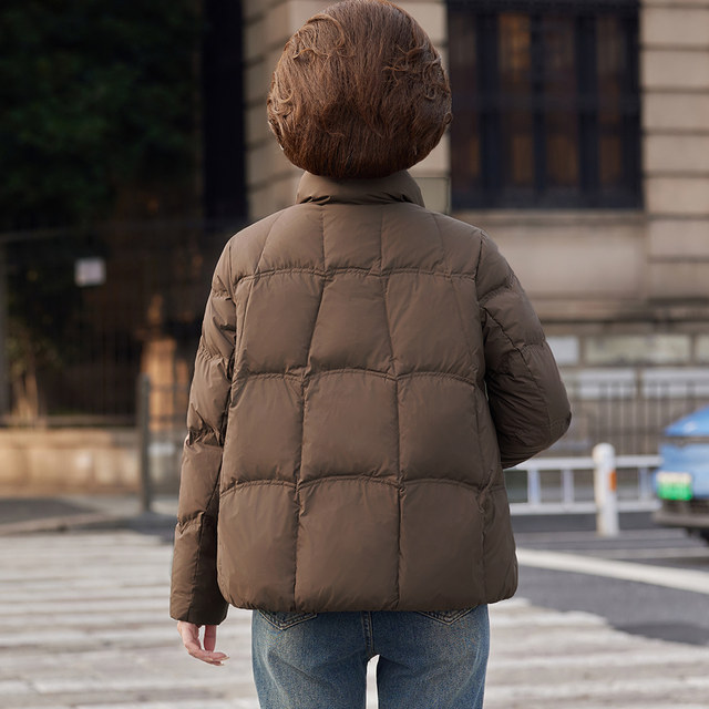 Temperament mom winter pink short down jacket 2025 new middle-aged and elderly women's 90 velvet thickened warm jacket