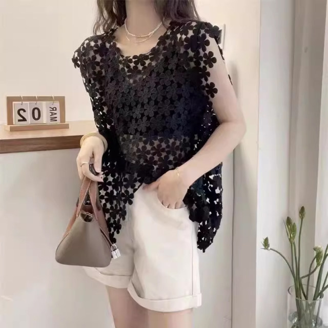 Fashionable and fashionable hollow sleeveless lace shirt for women 2025 summer layered blouse and vest top