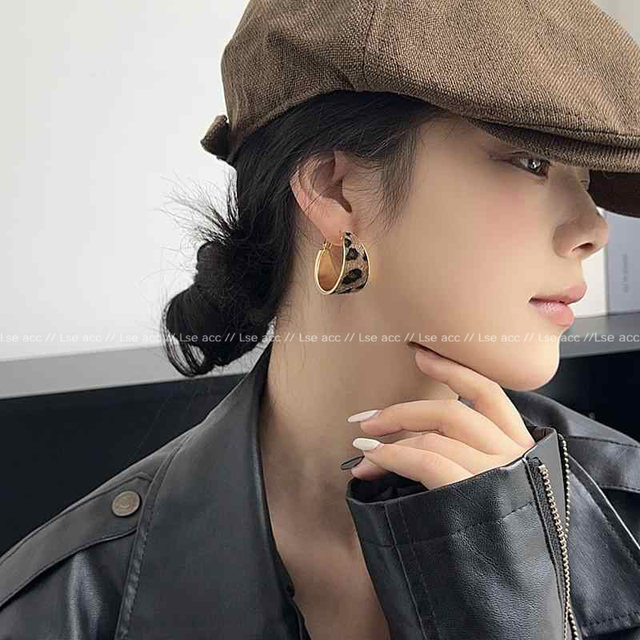 Retro geometric wide-brimmed leopard print circle earrings women's autumn and winter new high-end exaggerated niche temperament earrings