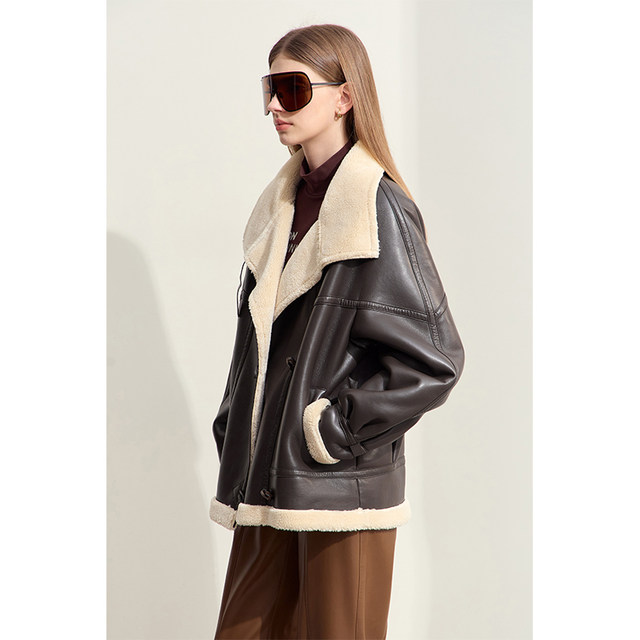 AMII2024 Winter new old money breeze lapel the contrasting environmentally friendly fur woman handmade skin buckle loose jacket

