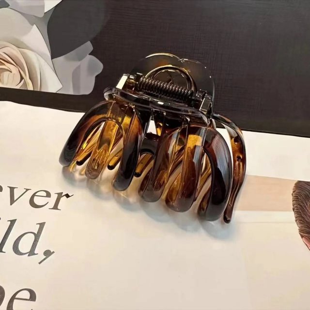 The back of the head is huge and can clip retro large-sized hair clip 2024 Internet celebrity large-sized hair volume high-end shark clip women