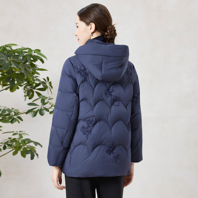 
Appreciating the years, middle-aged and elderly mothers hooded embroidered down jacket, stylish winter wear, new style jacket, loose large size top