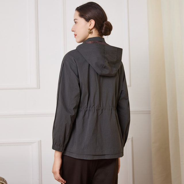 
Appreciation of the years, middle-aged and elderly women's clothing, hooded windbreaker jacket, 2025 autumn clothes, new fashionable large-size mother's clothing