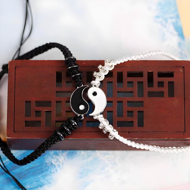 Hand-woven hand rope Chinese style retro black and white Tai Chi Yin and Yang Dragon A pair of gossip bracelets men and women lovers bracelets