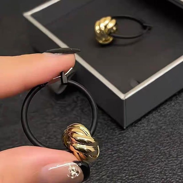 Black earrings for women's retro Hong Kong style earrings earrings niche design sense high-end unique earrings fashionable temperament earrings