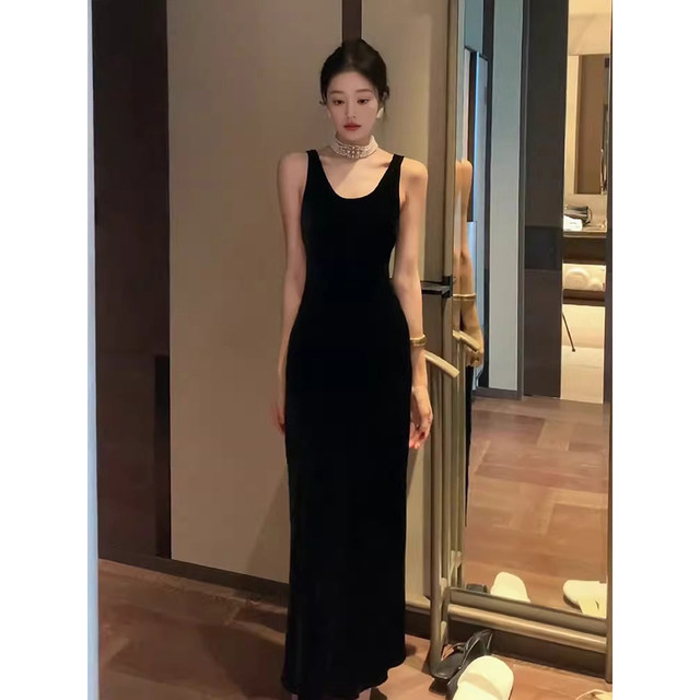 Large size women's high-end luxury French temperament velvet dress for women in autumn and winter Hepburn style sexy suspender skirt