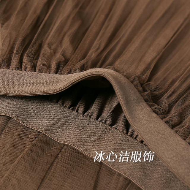 Wearing a design-sensing mesh fishtail skirt on both sides for women's autumn and winter 2025 new high-waisted pleated gauze skirt long skirt