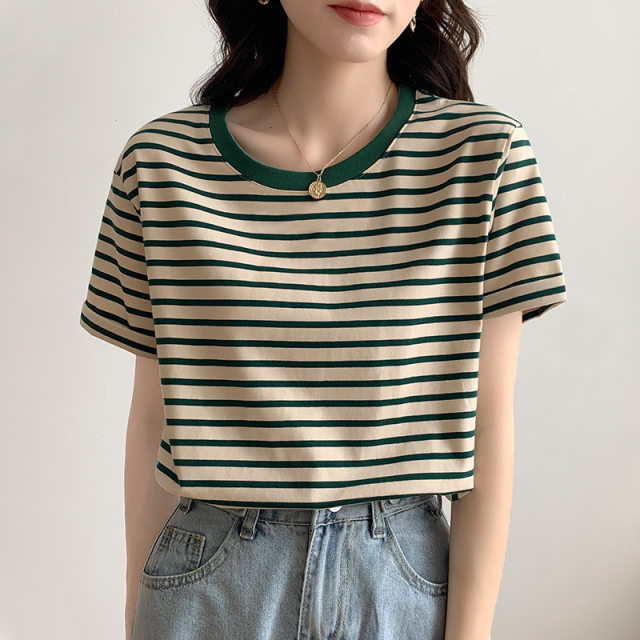 Fresh green striped T-shirt for women in summer short-sleeved 2025 new loose round neck versatile T-shirt niche top
