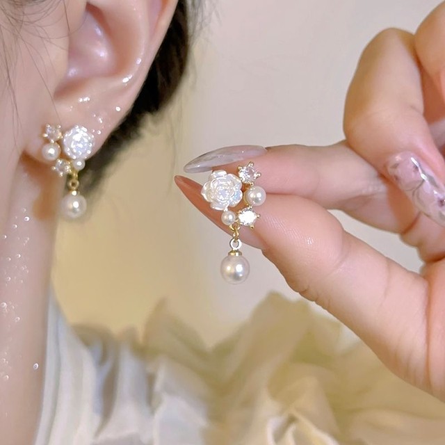 
The name of the rose flower pink ear clip without piercing for women sweet, compact and temperament without pierced mosquito coil disc ear clip