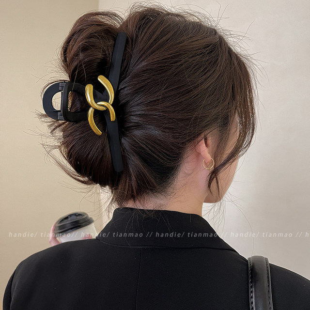 Matte high-end shark clip light luxury letter large size grab clip for women 2025 new high-end temperament back of the head hair clip
