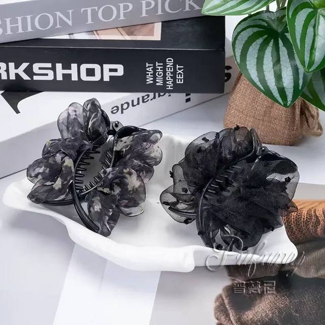 
2025 spring and summer new pleated mesh banana clip high-end temperament versatile simple and elegant meatball clip hair accessories