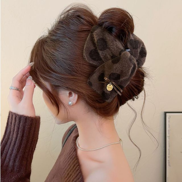 2025 new triangle gripper female polka dot plush shark clip hair clip high-end temperament autumn and winter hair accessories headwear