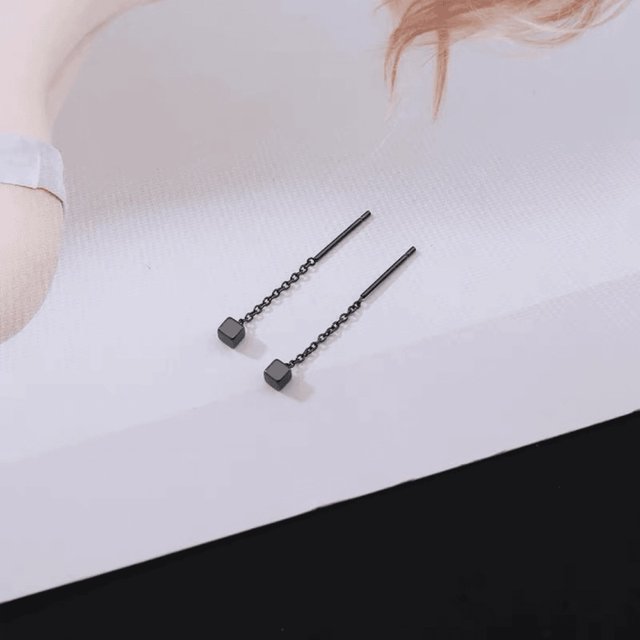 Black geometric square ear cable 2024 new popular earrings and ear piercing temperament personality high-end earrings earrings
