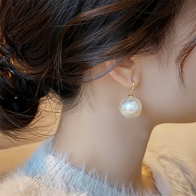 High-heeled shoes, large pearl earrings, women's light luxury, high-end, temperament and atmospheric earrings 2025 new earrings, white earrings