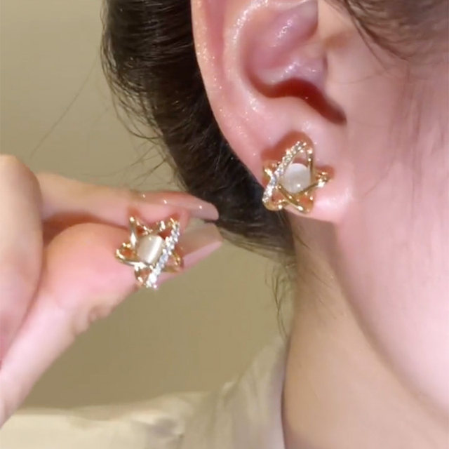 Diamond-encrusted opal star earrings, elegant, simple and versatile earrings, niche, exquisite ins, small, high-end earrings