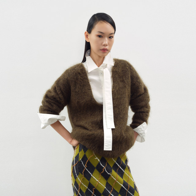 hug 2025 autumn and winter new purple dark green extremely fine mohair deep V pullover