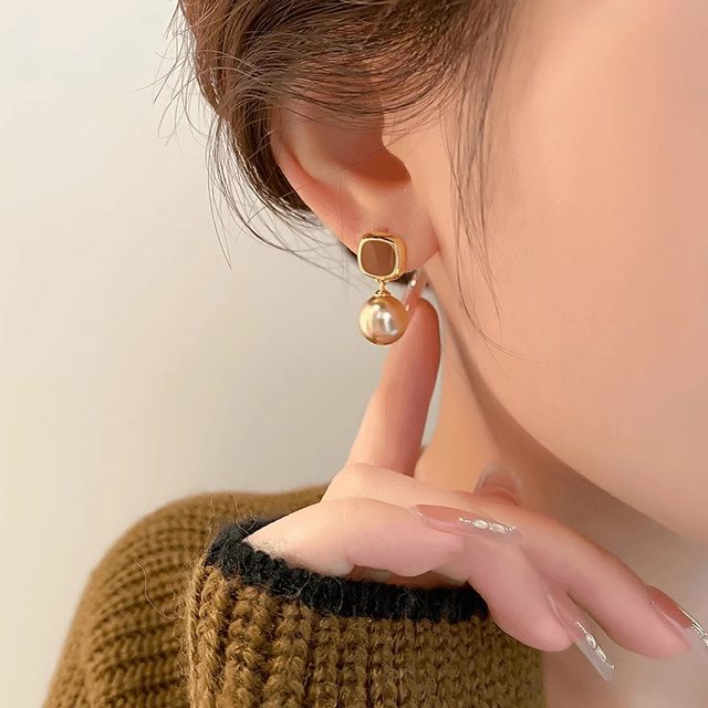 French unique caramel-colored earrings temperament bead bead earrings in autumn and winter light luxury niche high-end copper alloy earrings