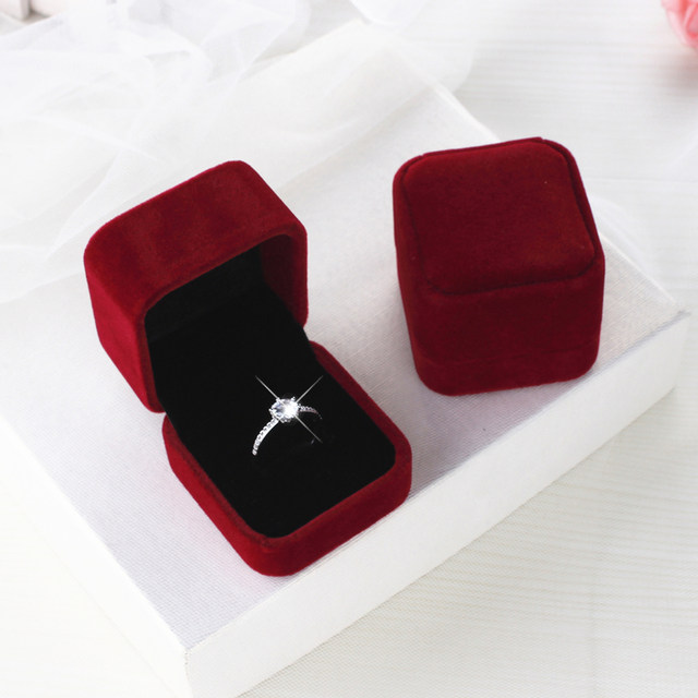 Simulated wedding rings for a wedding couple, props for the wedding scene, couple rings, men's and women's fake diamond rings exchange ceremony
