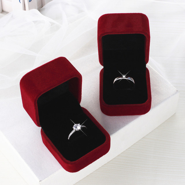 Simulated wedding rings for a wedding couple, props for the wedding scene, couple rings, men's and women's fake diamond rings exchange ceremony