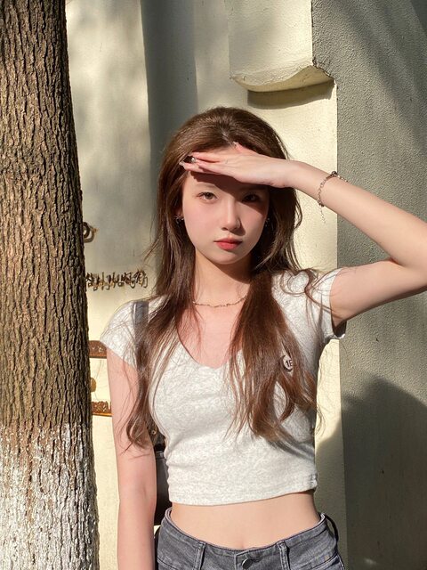 American retro V-neck short-sleeved T-shirt for women in summer chic niche design pure shoulder short sweet hot girl top