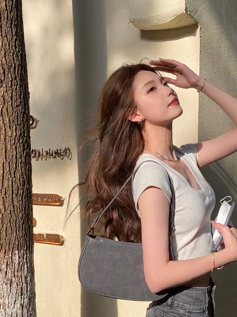 American retro V-neck short-sleeved T-shirt for women in summer chic niche design pure shoulder short sweet hot girl top