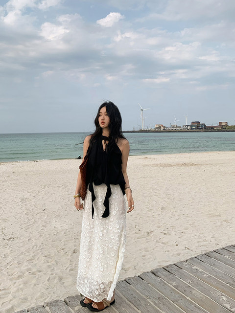 Ren Xiaoyi's sleeveless halter neck top loose foliage suspender vest