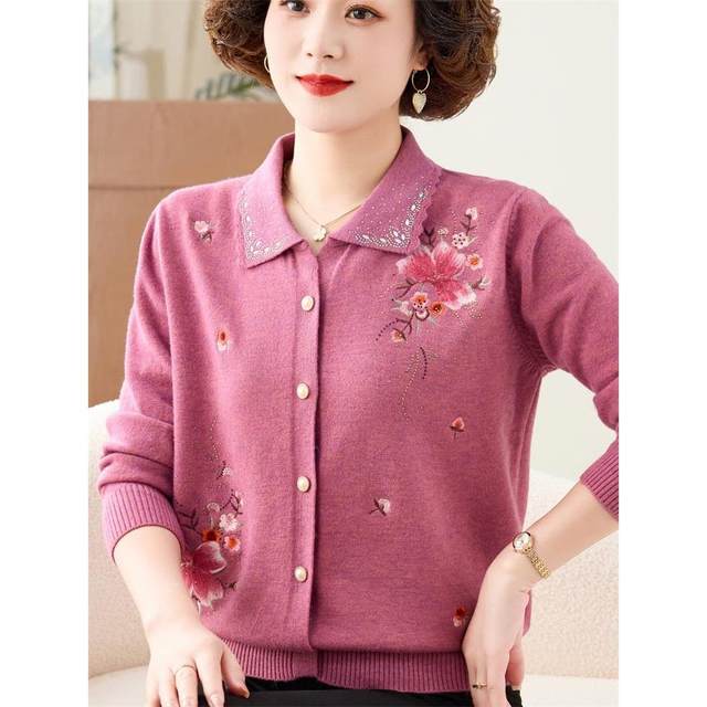 
Middle-aged and elderly mothers wear knitted sweaters, fashionable embroidered cardigan jacket, lapel cardigan loose fashionable top sweater