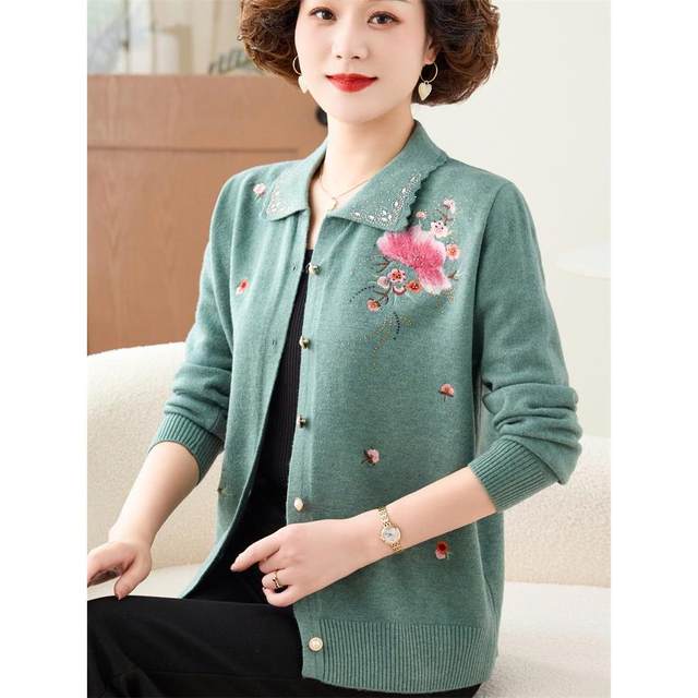 
Middle-aged and elderly mothers wear knitted sweaters, fashionable embroidered cardigan jacket, lapel cardigan loose fashionable top sweater