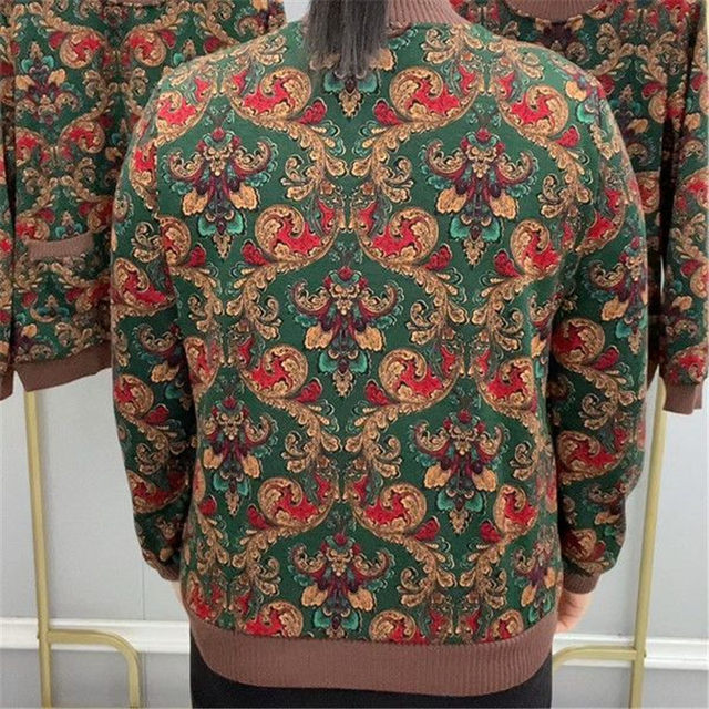 Fashionable mother suit plush velvet thickened base shirt 2024 winter middle-aged and elderly women's fashionable warm pocket top
