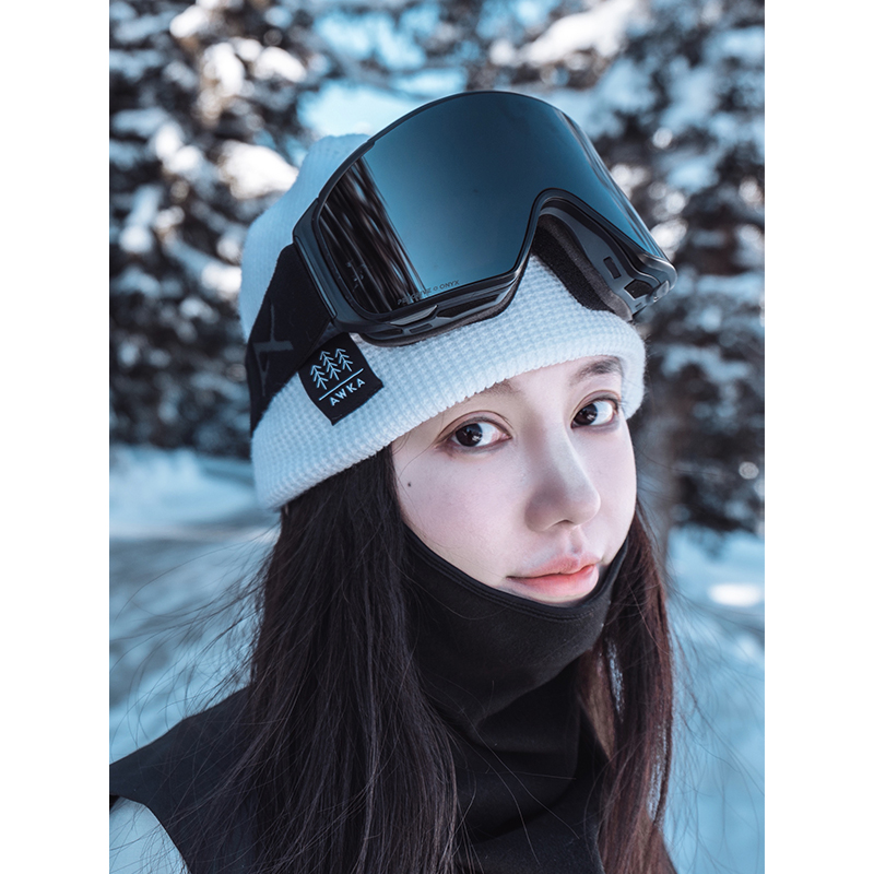 Awka は、スキー ヘルメット、ウールの帽子、暖かい帽子、男性用と女性用のスキー用品、厚みのあるヘッドギア、およびスノーギアとマッチします。
