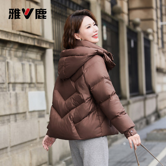 Yalu mom short down jacket women's 2025 winter new style middle-aged and elderly zipper pocket hooded style top