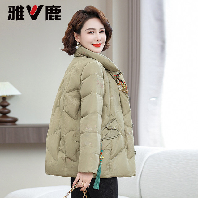 Yalu Chinese style embroidered mother down jacket for women in 2025 winter new fashionable age-reducing short thermal jacket
