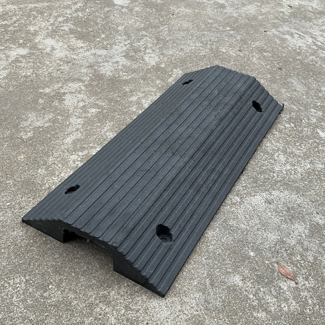 Bridge -shaped trough threshold padding two -sided slope pad road along the slope thread cable to protect the deceleration band step pad
