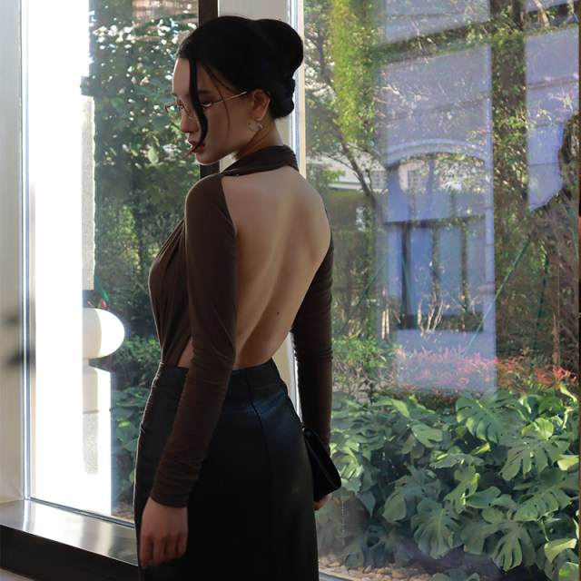 Sister Sun Zhihui's outline sexy outfit wearing deep V-leading green long-sleeved backless jumpsuit top for women
