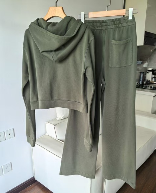 New powder standard style, unique tie-dye hooded short jacket + straight wide version of hooded trousers
