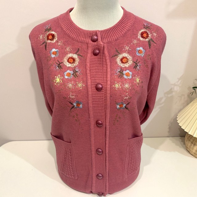 All-in-one velvet cardigan sweater for middle-aged and elderly people, embroidered western style warm mother's clothing, winter clothing, velvet thickened round neck sweater