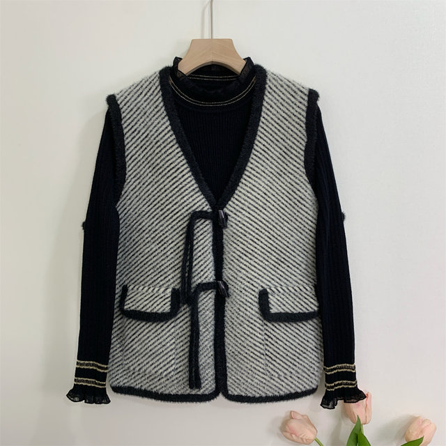 Middle-aged mother's spring and autumn clothing, Chinese style buttoned vest sweater and sweater suit, large size fashionable sweater casual pants three-piece set