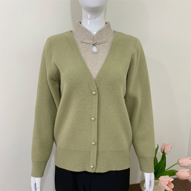 Mom's Autumn and Winter Clothing 2025 New Plus Velvet Thickened Fake Two-Piece Sweater Middle-aged and Elderly Women's National Style Western Style Bottoming Shirt