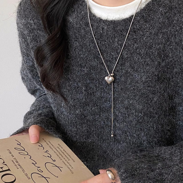 Minimalist silver love pendant necklace for women in spring and summer light luxury high-end titanium steel pull-out long sweater chain accessories