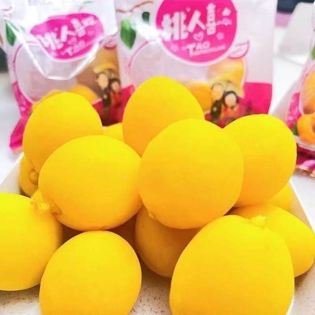 Throat-locking peach snacks, small peaches, throat-locking crispy peaches, childhood nostalgia, peach food, small yellow peaches, people like sweet and sour crispy peaches