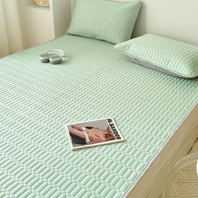 
Category A maternal and infant grade three-piece summer ice silk mat waterproof urine-isolating summer cooling mattress mat new model can be machine washed.