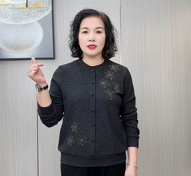 
2025 Young Mom Autumn and Winter Fashionable Small Shirts for Middle-aged and Elderly Women Fashionable Round Neck Long Sleeve Bottoming