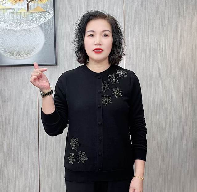 
2025 Young Mom Autumn and Winter Fashionable Small Shirts for Middle-aged and Elderly Women Fashionable Round Neck Long Sleeve Bottoming