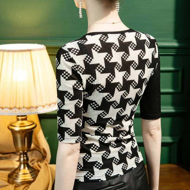 New summer slanted V-neck T-shirt for women's five-quarter sleeve houndstooth print design mid-sleeved top 2022 early autumn new style