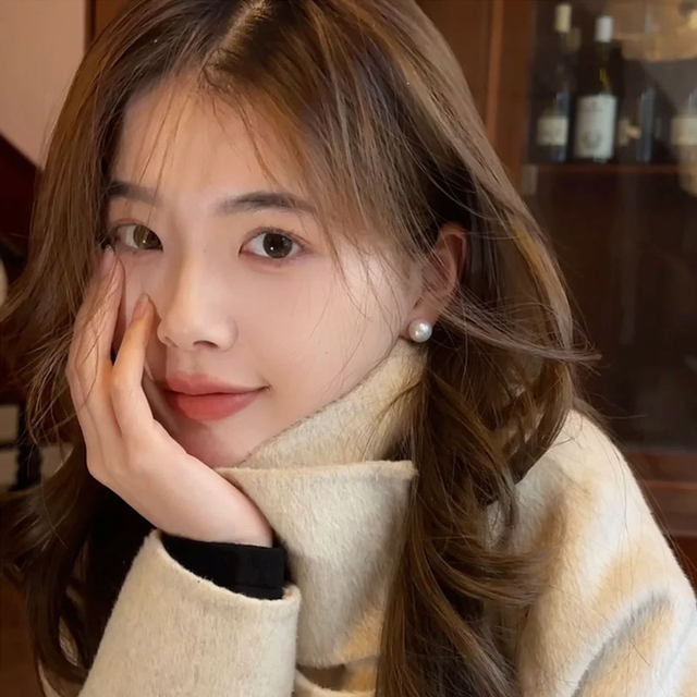 Light luxury high-end earrings for women French imitation pearl earrings and ear holes 2025 new hot temperament ear jewelry